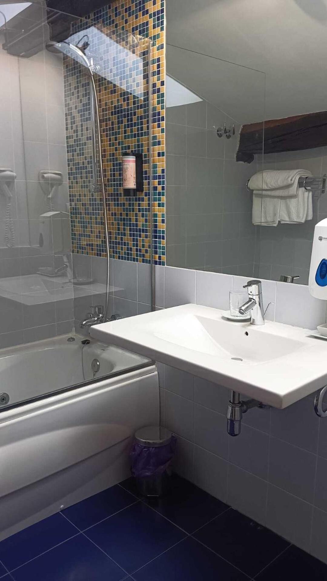 Gastro Hotel La Giraldilla Liérganes Szoba fotó